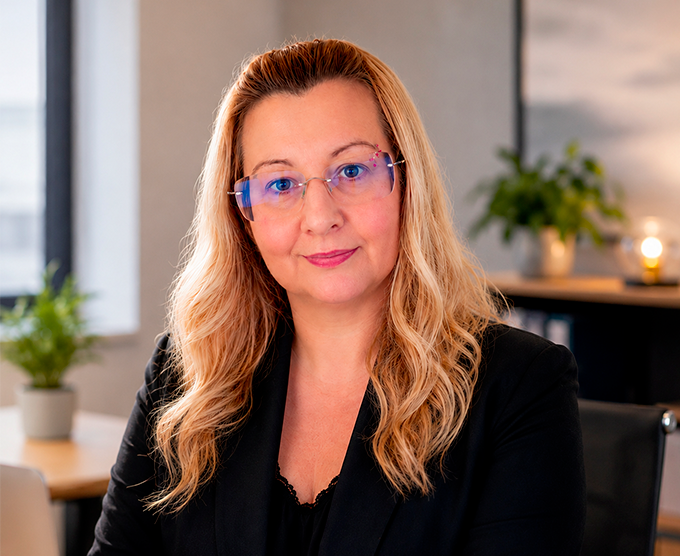 Portrait d'Alexandra Climent, développeuse web, dans un cadre professionnel